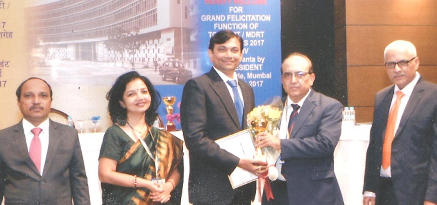 MDRT(USA)-2017 AWARD TROPHY BY SHRI SHANBHAG SIR, MEETA KHARE(SDM), SHRI VINAYKUMAR (MM) AND SHRI NALAWADE(MS) MDO - IV AT HOTEL TAJ PRESIDENT